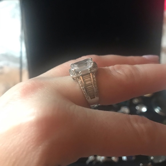 Beautiful Right hand Sapphire ring - Picture 2 of 5